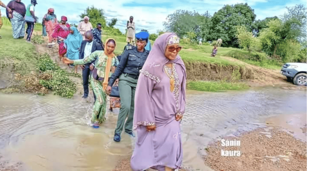 Bauchi First Lady Forced To Walk In Mud Water