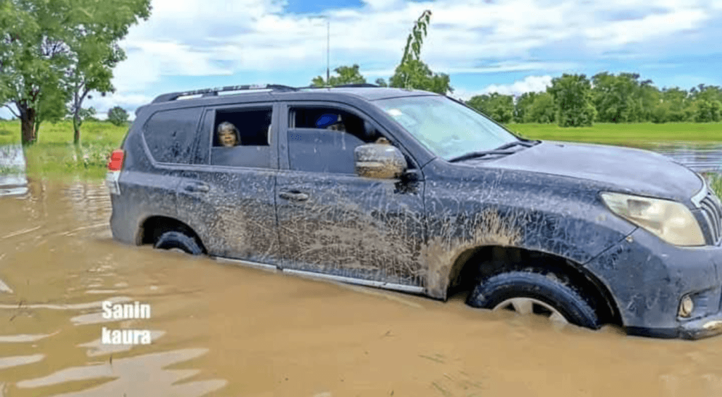 Bauchi First Lady Forced To Walk In Mud Water