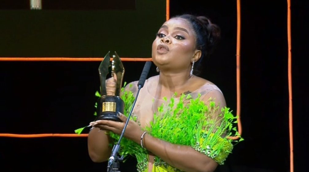 Bimbo Ademoye Presents AMVCA Award To Father